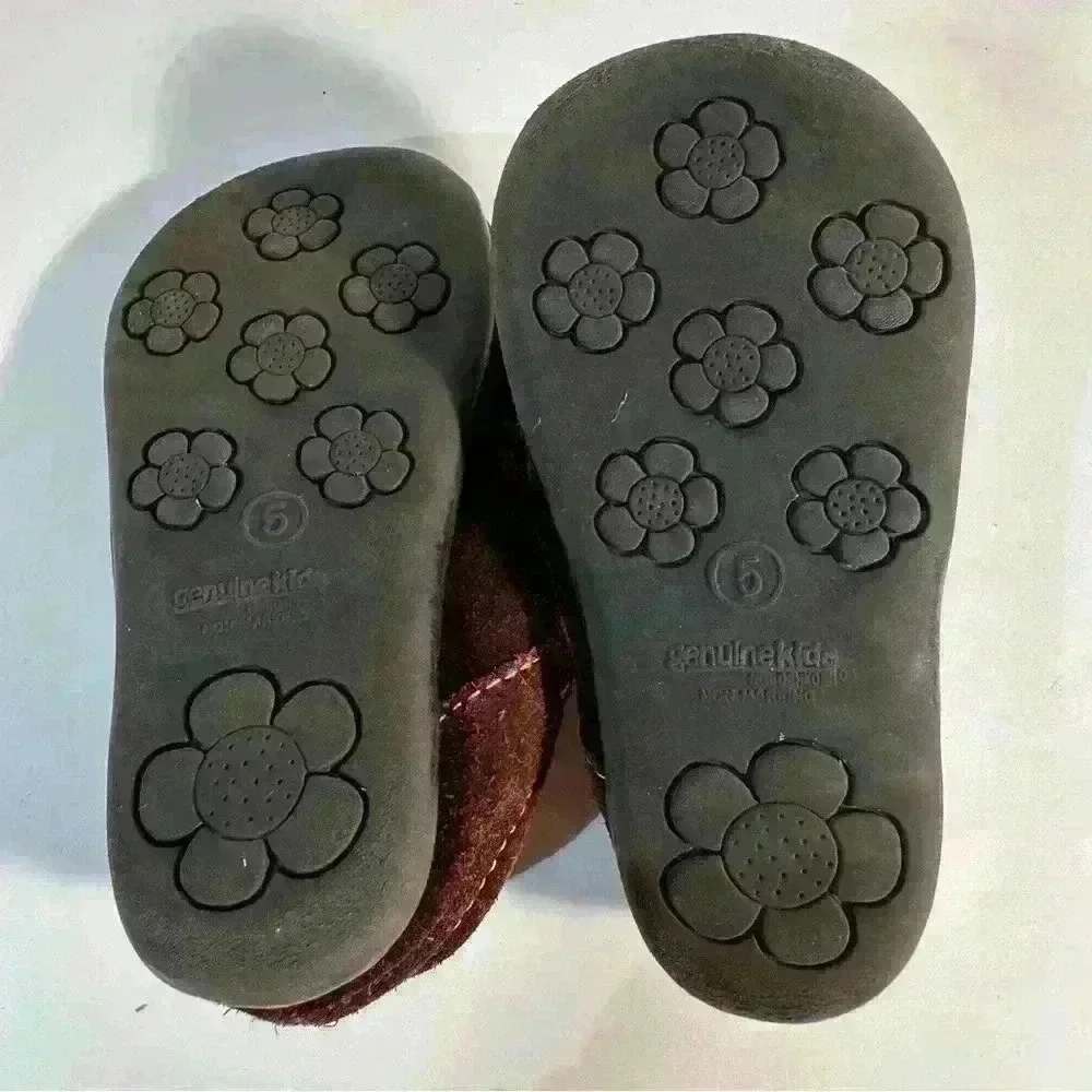GENUINE KIDS FROM OSHKOSH GIRL SHOES 5 BROWN SUEDE MARY JANES W/FLOWERS